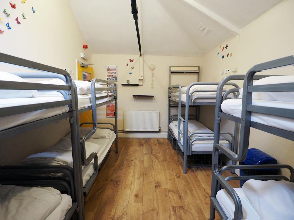 Cama en habitación compartida femenina de 8 camas con baño compartido exterior