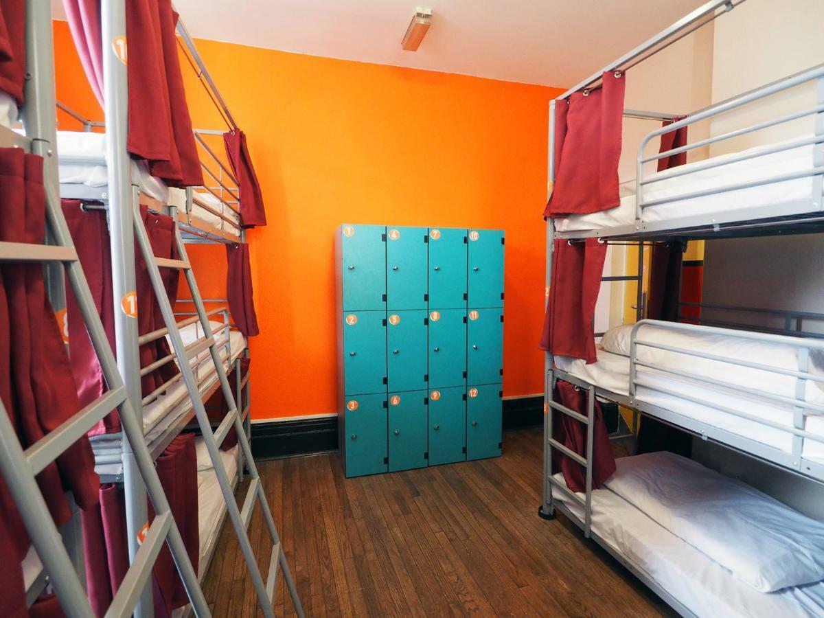 Cama en habitación compartida mixta de 12 camas con baño compartido exterior